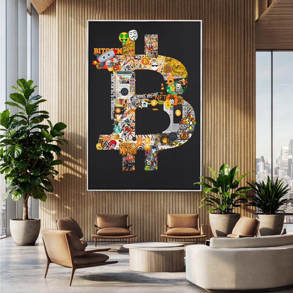 Tablou canvas cu tablou canvas cu simbolul bitcoin din colaje, in rama de aluminiu argintiu, pe perete intr-un birou
